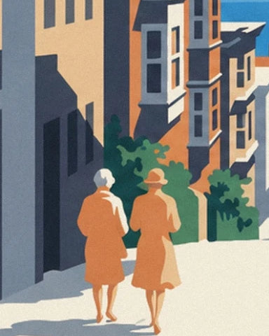 Die 2 Frauen in orangefarbenen Mänteln, die zwischen schattigen Fassaden und grünen Büschen spazieren