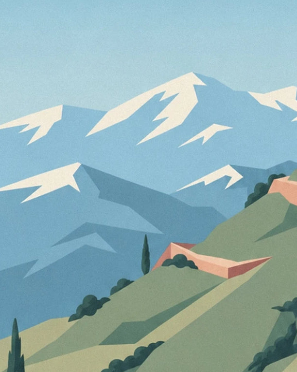 Les sommets enneigés des Andes derrière les collines vertes et leurs cyprès