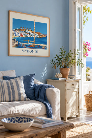 Poster Kaiki im Hafen von Mykonos vor den Windmühlen von Kato Mili: gerahmt an der Wand