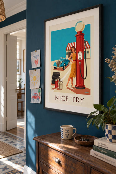 Poster Pin-up mit Augenzwinkern und rote Zapfsäule: gerahmt an der Wand