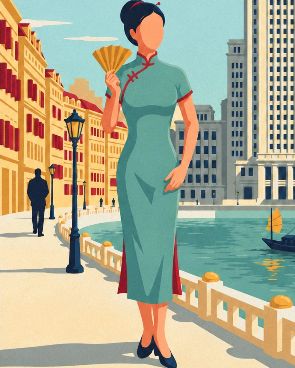 Eine Frau im grünen Qipao mit goldenem Fächer am Bund in Shanghai