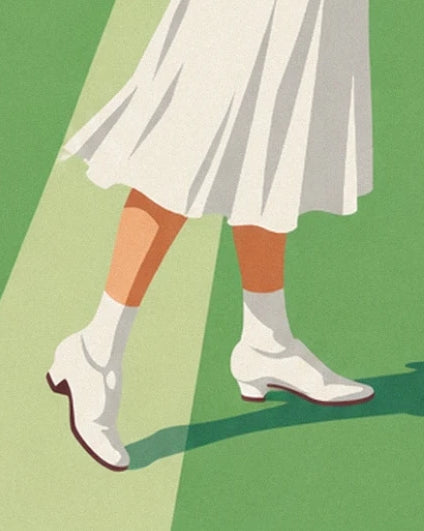 Die weißen Schuhe mit kleinen Absätzen auf dem Rasen unter dem Faltenrock