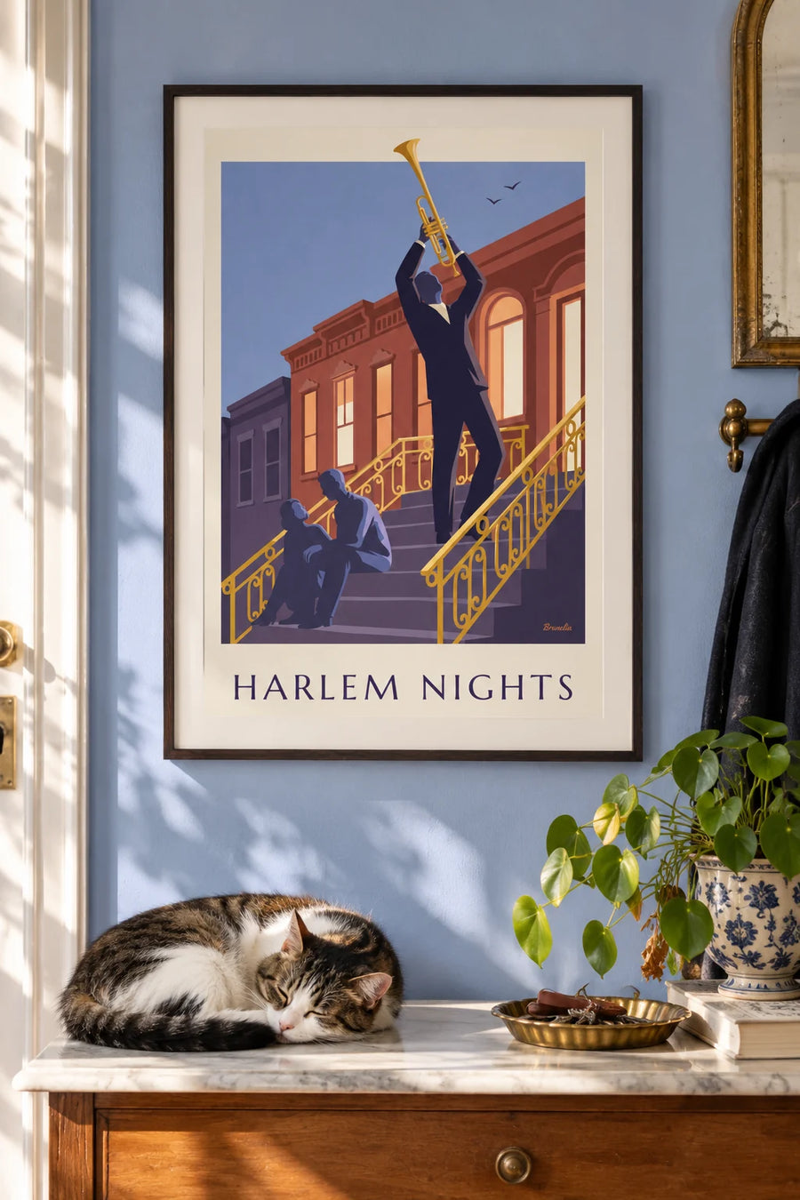 Poster mit Trompeter auf der Eingangstreppe eines Hauses in Harlem am Abend: gerahmt an der Wand