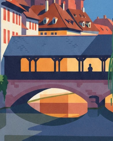 Die überdachte Brücke mit ihrem schieferblauen Dach, ihrer Silhouette und ihrem Bogen über dem Wasser
