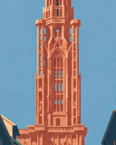 Die orangefarbene Turmspitze des Straßburger Münsters vor blauem Himmel