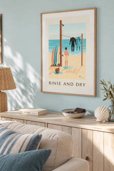 Poster Stranddusche und trocknende Neoprenanzüge: gerahmt an der Wand