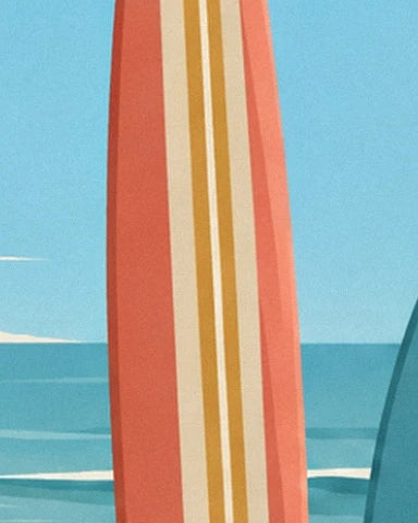 Ein korallrotes Surfbrett mit cremefarbenen und ockerfarbenen Streifen vor dem blauen Ozean