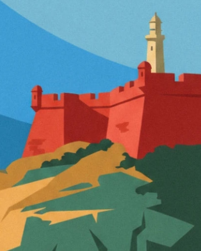 Le fort rouge de Nazaré et son phare jaune au-dessus des rochers ocre et verts