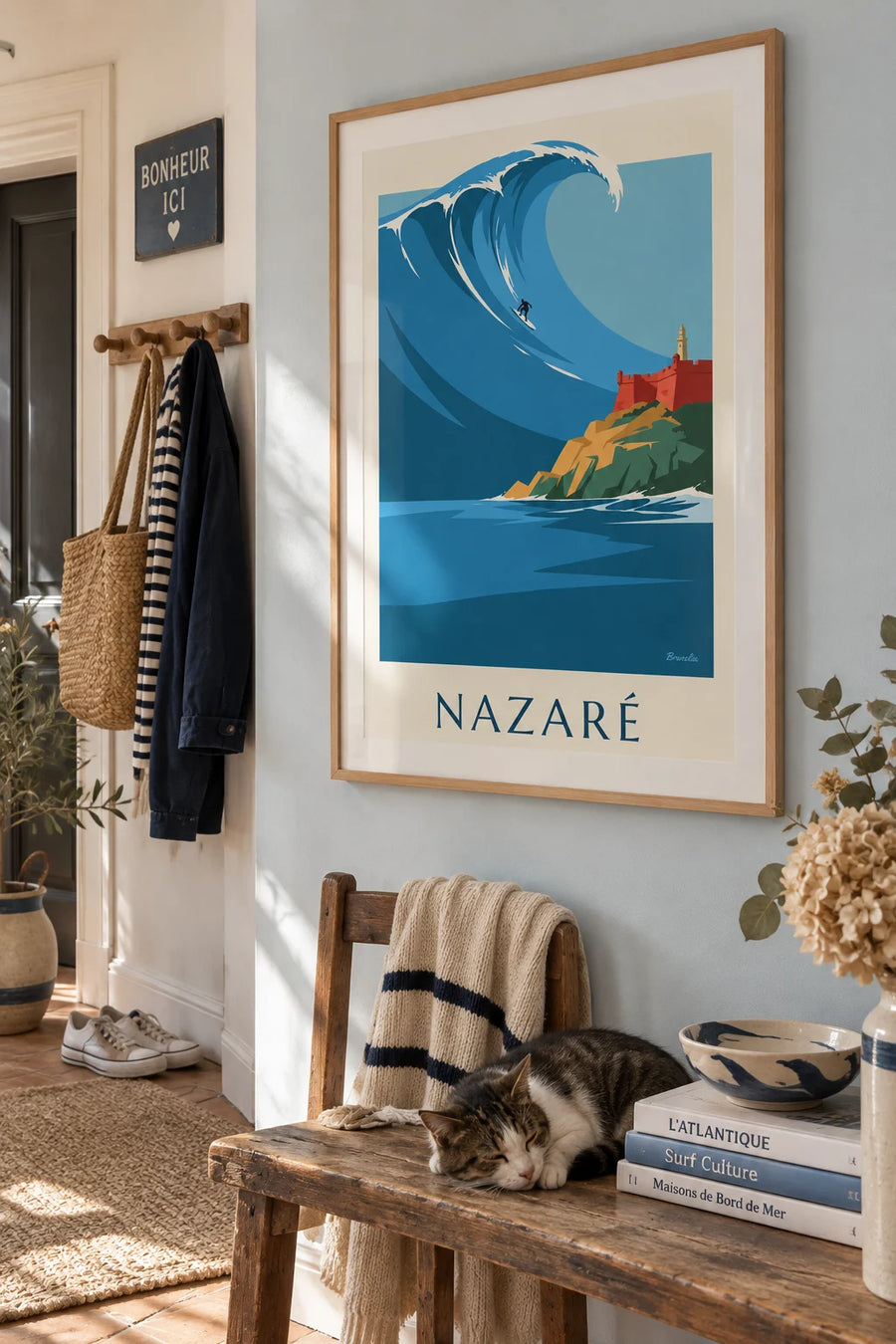 Affiche surfeur sur la vague géante de Nazaré au Portugal : encadrée au mur