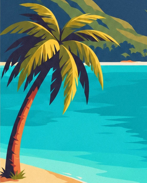 Eine schiefe Palme mit goldenen Wedeln an einem Sandstrand neben der Lagune