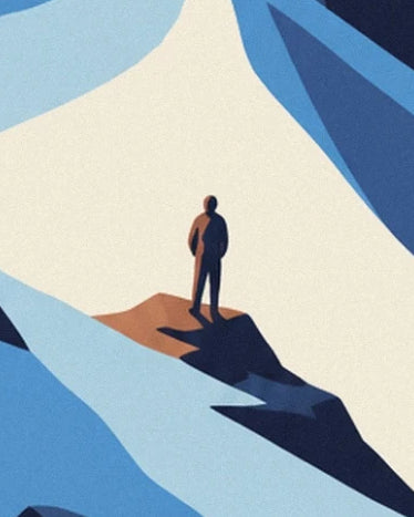 Eine einsame Gestalt auf einem ockerfarbenen Felsvorsprung, zwischen hellem Schnee und blauen Schatten