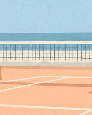 Le filet de tennis et les lignes blanches du court orangé sur fond bleu