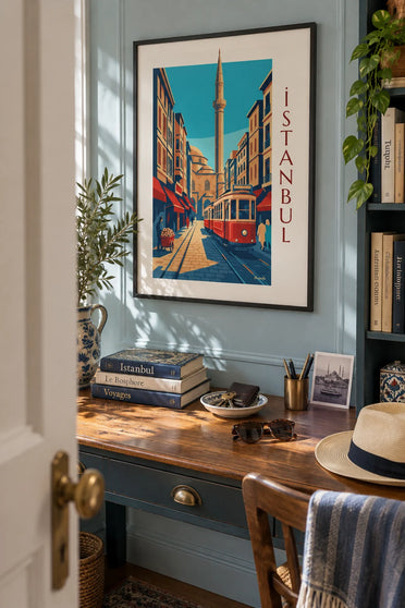 Poster mit historischer Straßenbahn auf der İstiklal-Straße in Istanbul: gerahmt an der Wand