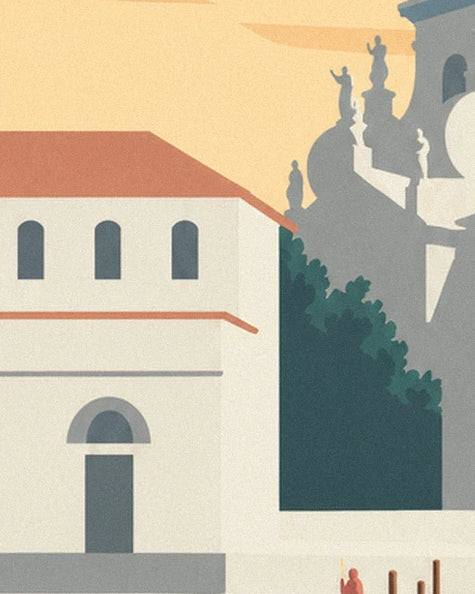 Eine weiße Fassade mit orangefarbenem Dach und 3 Bogenfenstern, gegenüber den Kirchenstatuen im goldenen Licht