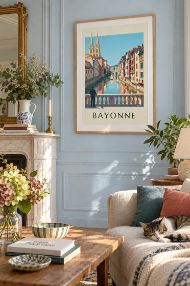 Poster bunte Kais von Petit Bayonne am Ufer der Nive: gerahmt an der Wand