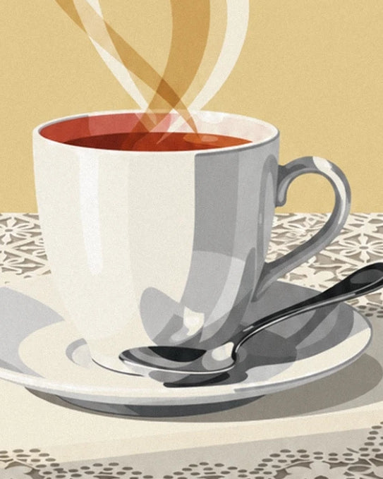 La tasse blanche de café fumant et sa cuillère argentée sur la soucoupe