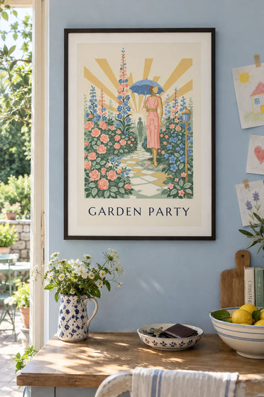 Affiche femme au parasol dans un jardin de roses et delphiniums : encadrée au mur