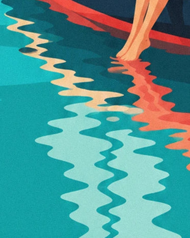 Les pieds dans l’eau et les reflets ondulés corail et crème au pied du voilier