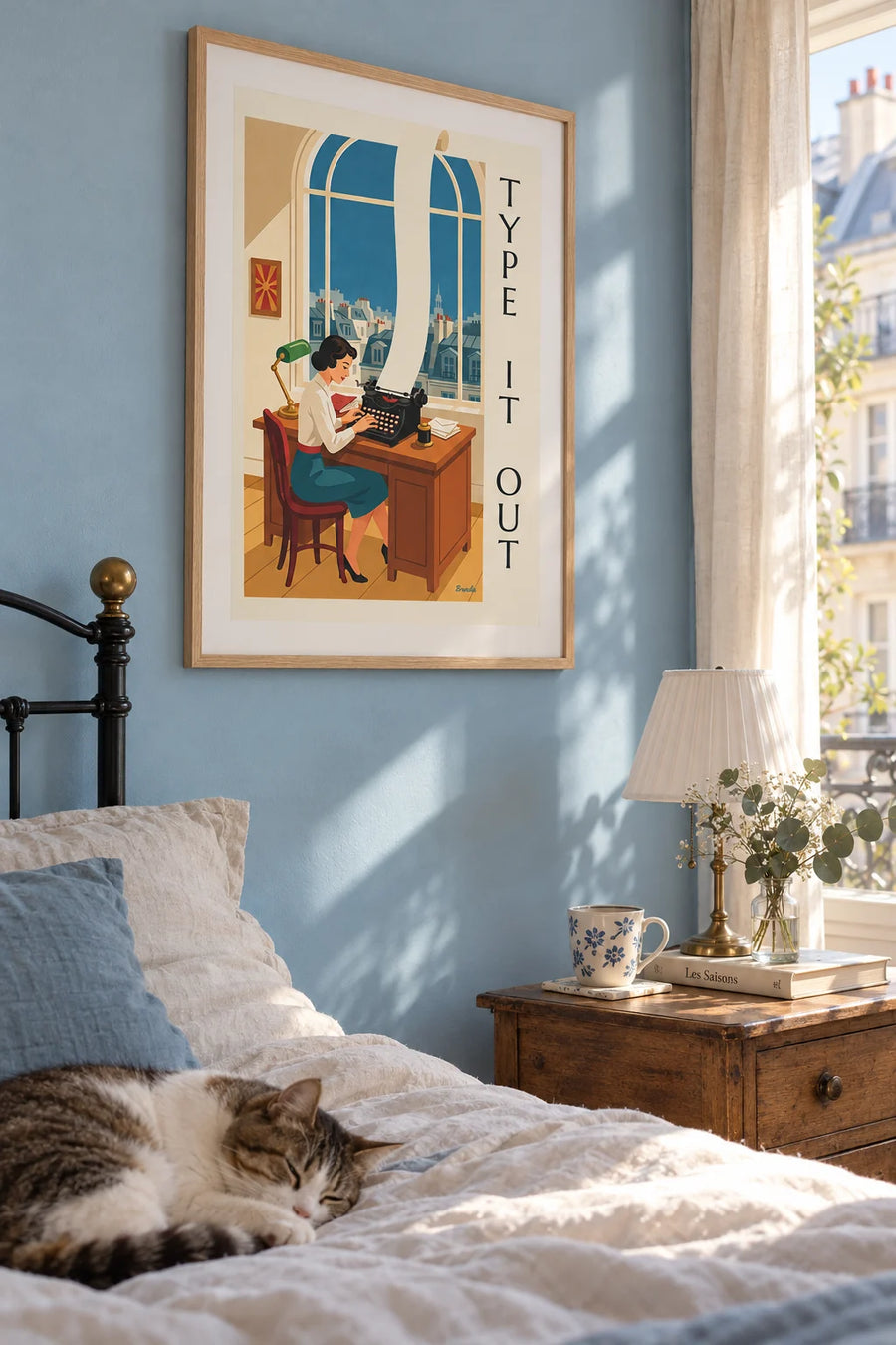 Poster mit Pin-up-Sekretärin an der Schreibmaschine: gerahmt an der Wand