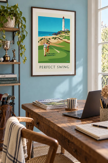 Poster Golfer mitten im Schwung auf einem Links-Platz an der Klippe: gerahmt an der Wand