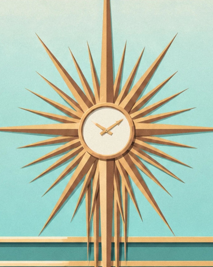 Une horloge aux longs rayons dorés sur un mur turquoise bordé de moulures