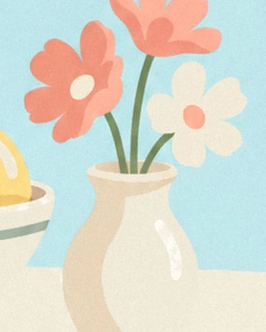 Die korallenroten und cremefarbenen Blumen mit grünen Stielen in einer runden beigen Vase