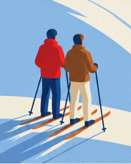 Die 2 Skifahrer von hinten in roten und braunen Jacken, mit ihren orangefarbenen Skiern und Stöcken
