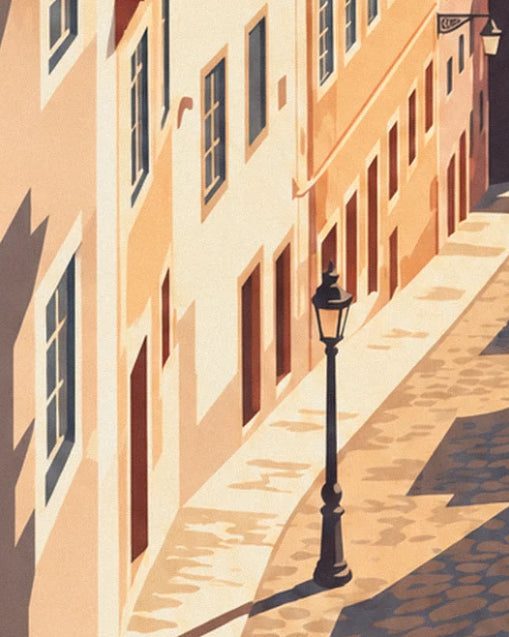 Un lampadaire noir sur la ruelle pavée, entre façades ocre et ombres portées