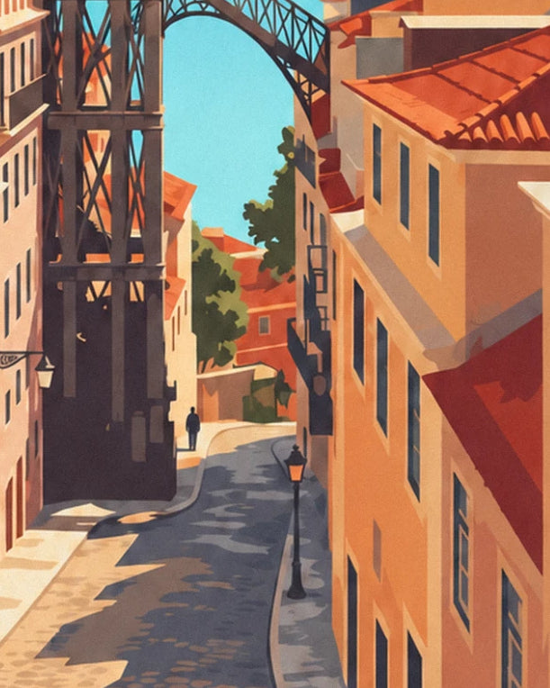 Une silhouette solitaire dans la rue pavée sous la passerelle métallique, entre façades orangées
