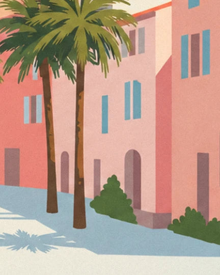 Palmen und grüne Büsche vor rosa Häusern mit blauen Fensterläden