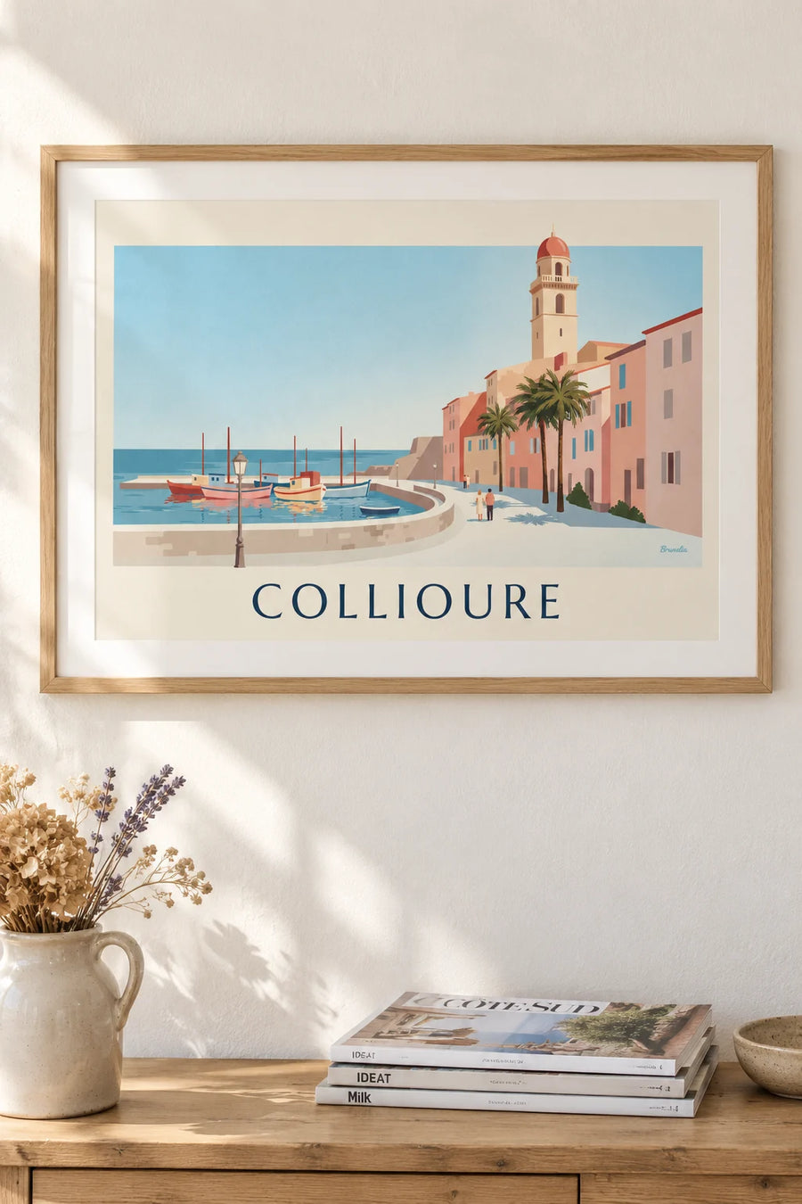 Poster Hafen von Collioure, bunte Boote und Glockenturm: gerahmt an der Wand