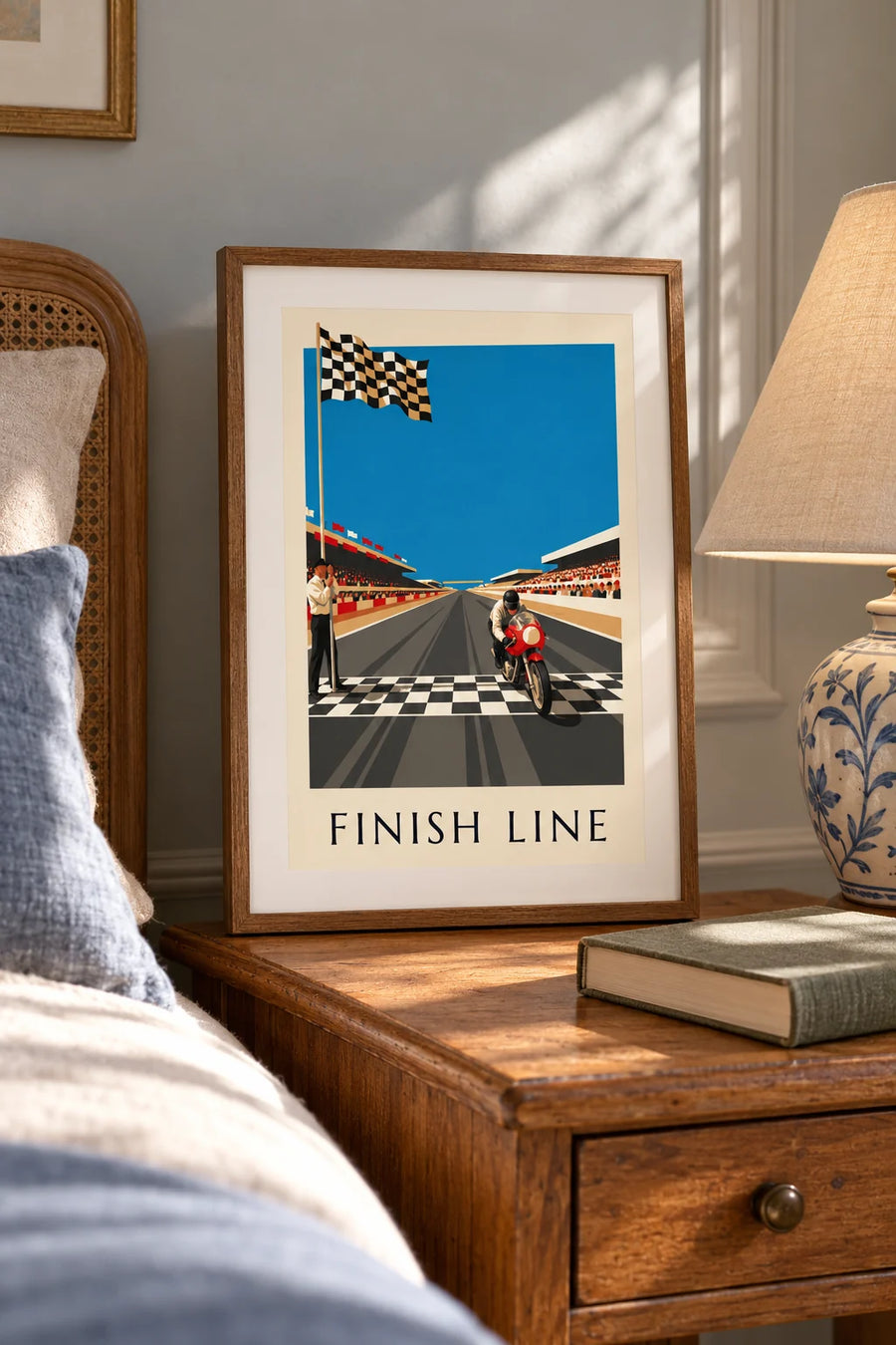 Affiche moto franchissant la ligne d’arrivée sous le drapeau à damier : petit format A4 encadré