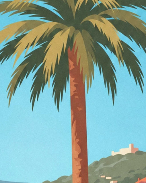 La couronne de palmes vertes et dorées sur son tronc ocre, face au ciel bleu