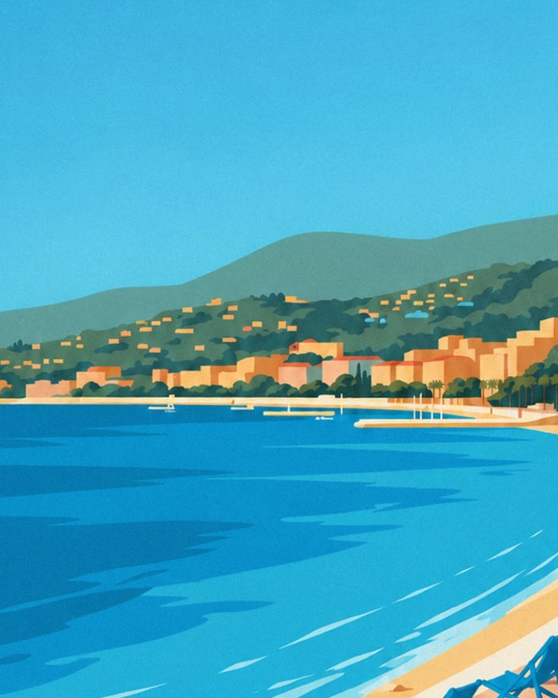 La baie des Anges aux eaux turquoise, entre plage et façades au pied des collines