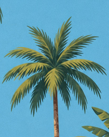 Eine Palme mit langen grünen und goldenen Wedeln vor dem blauen Himmel von Martinique