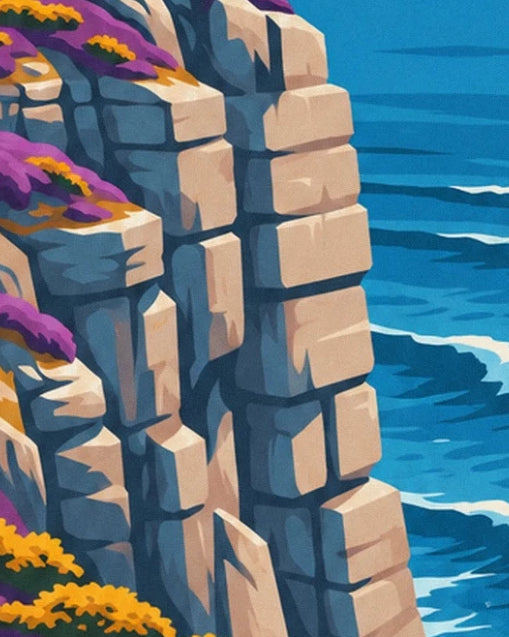 Die Klippe mit beigen Felsblöcken und bläulichen Schatten über den Wellen