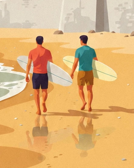 Die 2 Surfer von hinten, mit ihren Boards unter dem Arm und ihren Spiegelungen auf dem nassen Sand