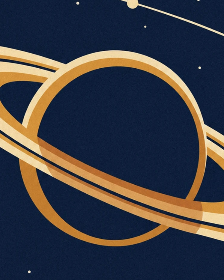 Die breiten goldenen Ringe des Saturn vor einem sternenklaren, nachtblauen Hintergrund