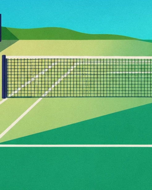 Le filet tendu sur le court vert, entre lignes blanches et ombres obliques