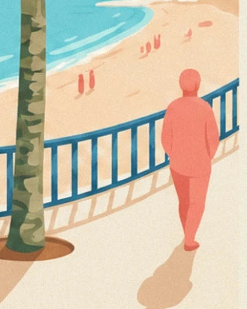 Eine Gestalt von hinten in korallenfarbenem Outfit auf der Promenade, neben einer Palme