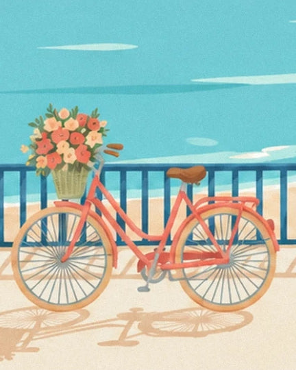 Das korallenfarbene Fahrrad mit blumengefülltem Korb vor dem blauen Geländer und dem türkisfarbenen Meer