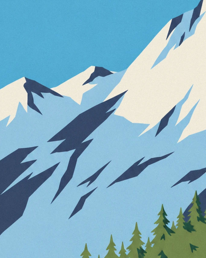 Les cimes enneigées du Mont-Blanc sous un ciel bleu, avec des sapins verts en bas