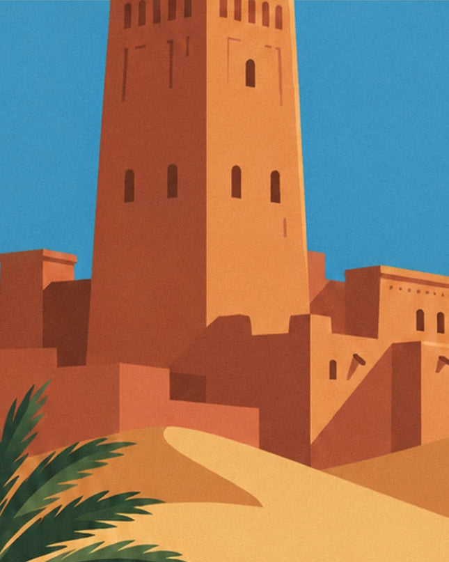 Der hohe ockerfarbene Lehmturm der Kasbah, seine kleinen Fenster und ein grüner Palmwedel unter blauem Himmel