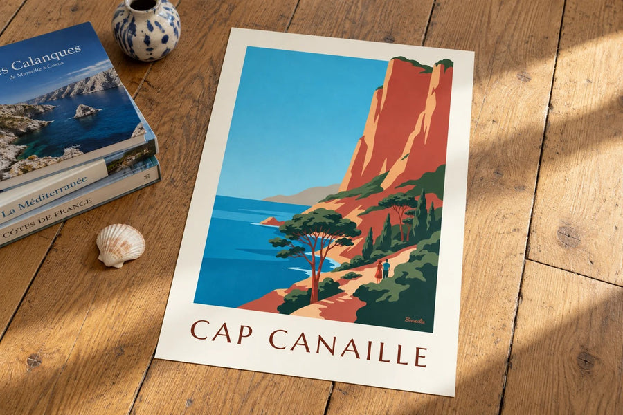 Affiche Cap Canaille, falaises rouges et mer bleue : posée sur une table