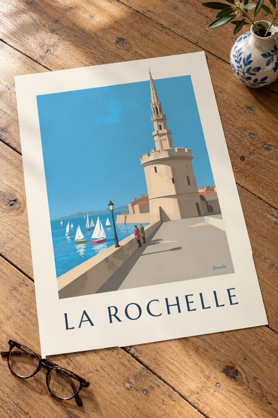 Affiche Tour de la Lanterne à La Rochelle : posée sur une table