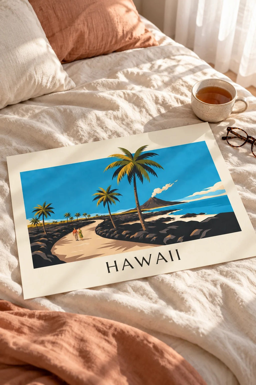 Poster Straße auf Hawaii zwischen Palmen und Vulkan: flach auf einem Tisch