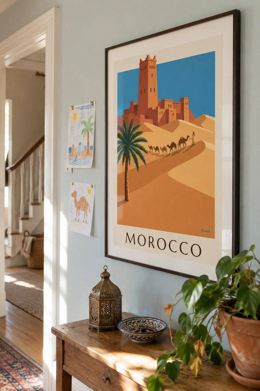 Poster Kasbah und Kamelkarawane in der marokkanischen Wüste: gerahmt an der Wand