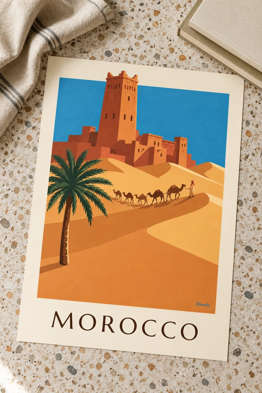 Poster Kasbah und Kamelkarawane in der marokkanischen Wüste: auf einem Tisch