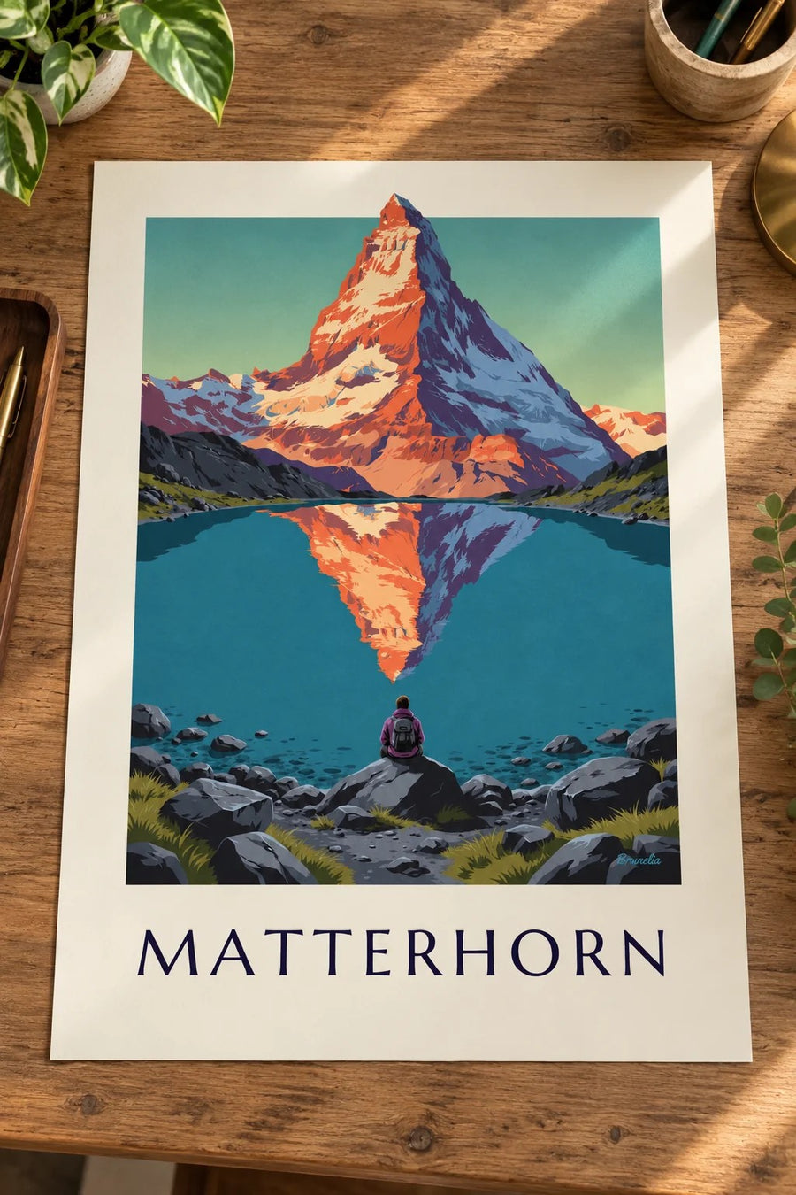 Poster Matterhorn bei Sonnenuntergang, gespiegelt in einem Bergsee: auf einem Tisch aufgestellt