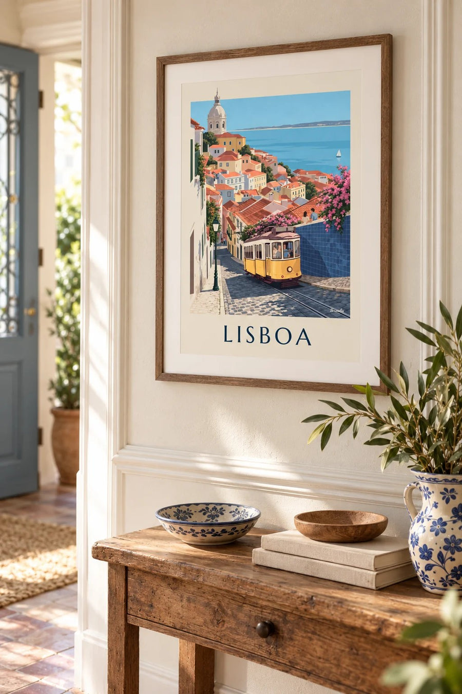 Poster gelbe Straßenbahn in einer Kopfsteinpflastergasse in Lissabon mit Blick auf den Tejo: kleines Format A4 gerahmt